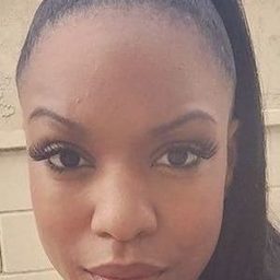 Michelle Mitchenor 飾演 Zoe