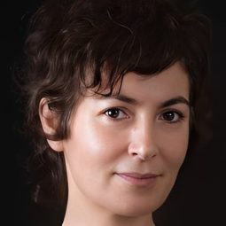 Yelda Reynaud 飾演 Gita