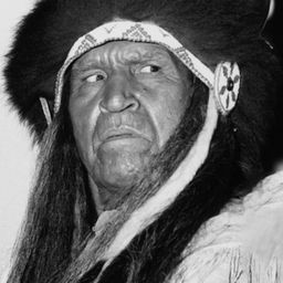 Chief Yowlachie 飾演 Pawnee