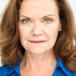 Gillian Barber 飾演 Carol