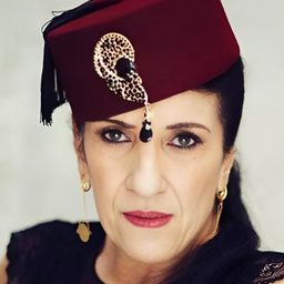 比尤納 飾演 The Mother