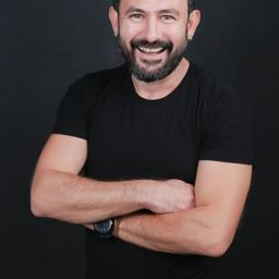 Murat Ergür 飾演 Muhtar Asım