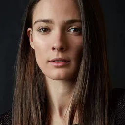 Lorina Kamburova 飾演 Adria