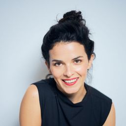 Maxine Kazis 飾演 Sanna Wagner