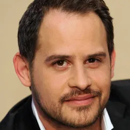 莫里斯比列度 飾演 W.H.O. Doctor