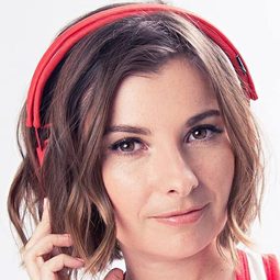 Cassandra Morris 飾演 Stacie / Mermaid 1 (voice)