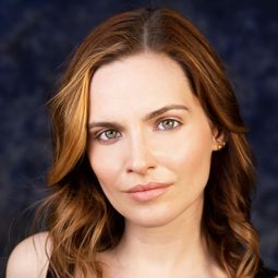 Raeden Greer 飾演 Clarice Hesper