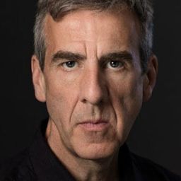 Mark Doherty 飾演 Mr. Cunningham