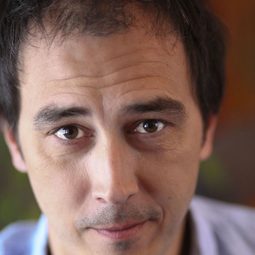 Steve Laplante 飾演 Aurélien