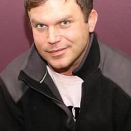 Danny Rhodes 飾演 Mitchell