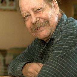 Esko Nikkari 飾演 Police Chief