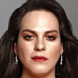 丹妮娜維嘉 飾演 Marina Vidal