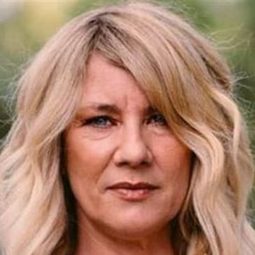 Julie Sergeant 飾演 Estefânia