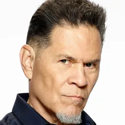 A Martinez 飾演 Father Frank