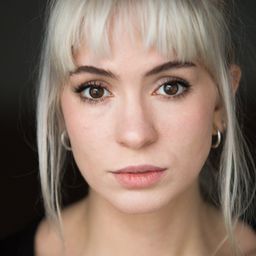 Ana Dumitrașcu 飾演 Dracula Nude Customer