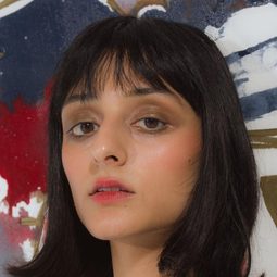 Sofie Royer 飾演 Bar Singer
