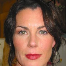 姬兒·提德 飾演 Glow