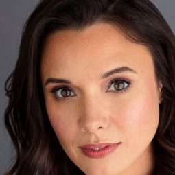 安娜·茱麗安妮 飾演 Charlotte