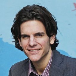 亞歷克斯·廷伯斯 - 約翰·慕蘭尼：J 寶貝導演