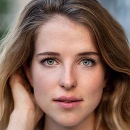 Leonie Brill 飾演 Julia Berger