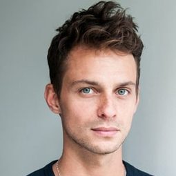 Nico Racicot - 變裝妖舞演員 飾演Photographe