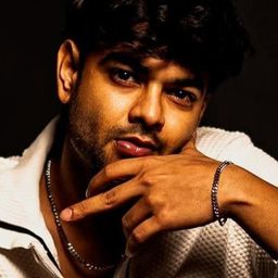 阿蘭·罕 飾演 Shiladitya Tiwari