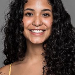 安潔雅·查帕羅 - 心動隔扇窗：飄洋過海演員 飾演Vera