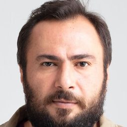 穆斯塔法·克蘭特佩 飾演 Resepsiyonist