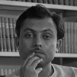 Shyamal Ghoshal 飾演 Umapada