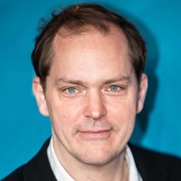 Godehard Giese - 歡樂酒吧演員 飾演Robert