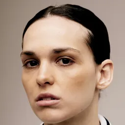 莎拉·瑟瑞約科 - 塵世女孩演員 飾演Giulia