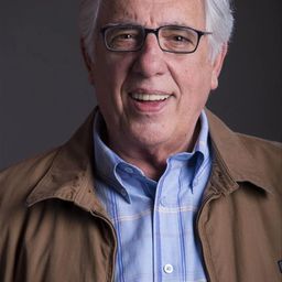 Manuel Cavaco 飾演 Adelino