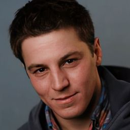 Gela Meskhi 飾演 Semen Rosenfeld