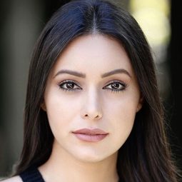 Ferinaz Mousavi 飾演 Bridesmaid