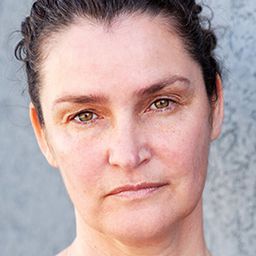 Nina Deasley 飾演 Deb