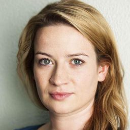 妮娜·古米奇 飾演 Manu