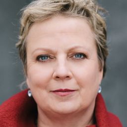 Gabriela Maria Schmeide 飾演 Frau Bafané