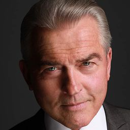 Nigel Barber 飾演 Declan Glas