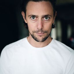 Roland Bonjour 飾演 