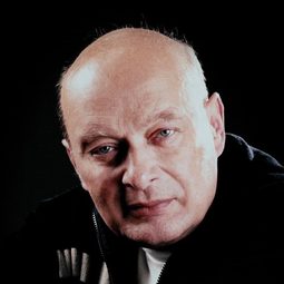 亞力山德·柏納斯 - 殺誡演員 飾演The Executioner