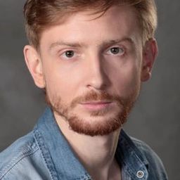 Piotr Biedroń 飾演 Kamil