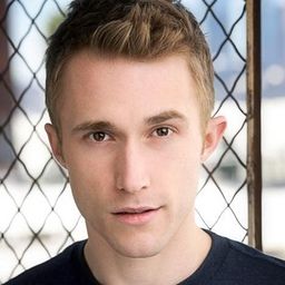 Ben Baur 飾演 Eddie