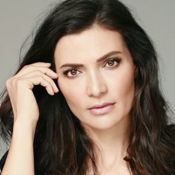 Ana María Orozco 飾演 Romina