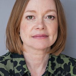 Robin Weaver - 中間人 2演員 飾演Pamela Cooper