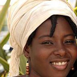 Djénéba Koné 飾演 La soeur de Chaka