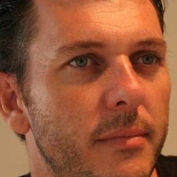 Andy Wood 飾演 Banks