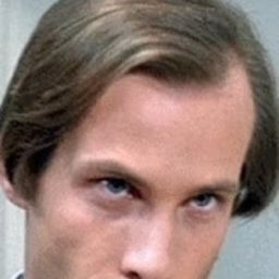 Kent Williams 飾演 Doctor Simms