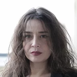 Fenia Papadodima 飾演 Love