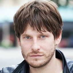 Christoph Gawenda 飾演 Clarence, Dorset, Stanley, Prinz v. Wales (als Puppe)