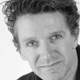 Gary Avis 飾演 Dr Coppelius